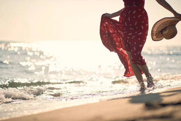 Mulher Vestido Vermelho Andando Praia Areia — Fotografia de Stock
