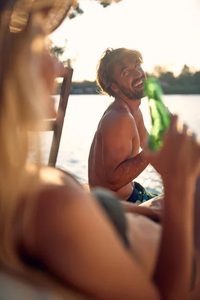 Pareja Alegre Vacaciones Verano Hombre Sonriendo Sintiéndose Feliz Mirando Mujer — Foto de Stock