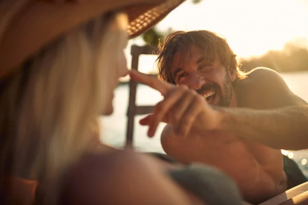 Jovem Casal Sorrindo Amor Flertando Pela Água Pôr Sol — Fotografia de Stock