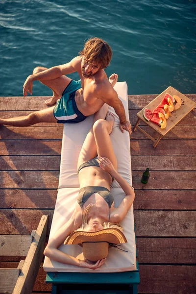 现代的高加索夫妇一起在海滩上享受暑假 — 图库照片