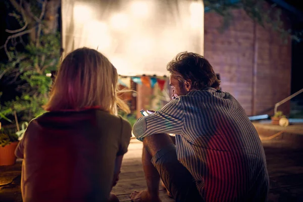 Romantisch Paar Genieten Samen Buiten Nachts Film Kijken — Stockfoto