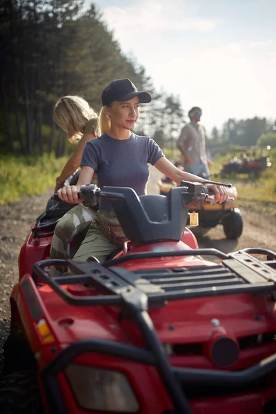 Group Friends Driving Quads Nature — Stock Photo, Image