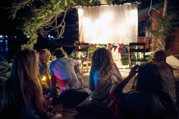 Film Malam Outdoor Happy Teman Bersenang Senang Bersama Pada Malam — Stok Foto