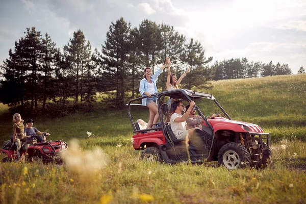 幸せな友人のグループは 自然の中で一緒にクワッド運転 — ストック写真