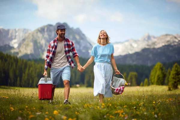Unga Glada Leende Par Kärlek Hålla Händer Och Promenader Naturen — Stockfoto