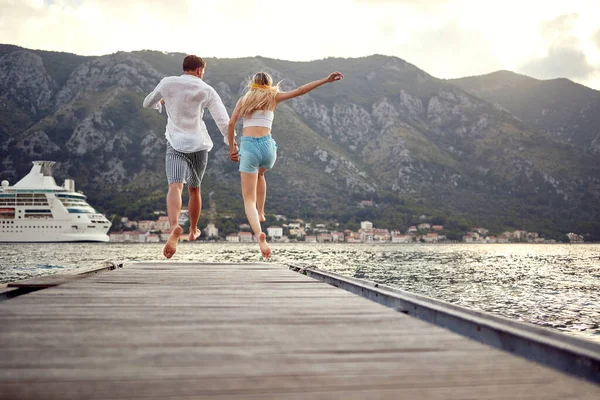 Paar Läuft Auf Holzsteg Auf See Freiheit Miteinander Lifestylekonzept — Stockfoto