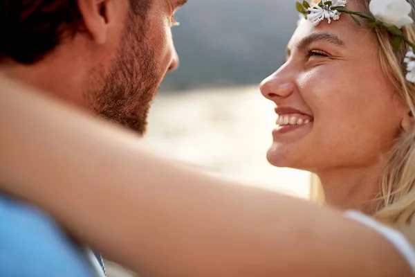 拍下快乐新娘的近照 面带微笑地看着她的丈夫 海边的一对 度蜜月 爱情的概念 — 图库照片