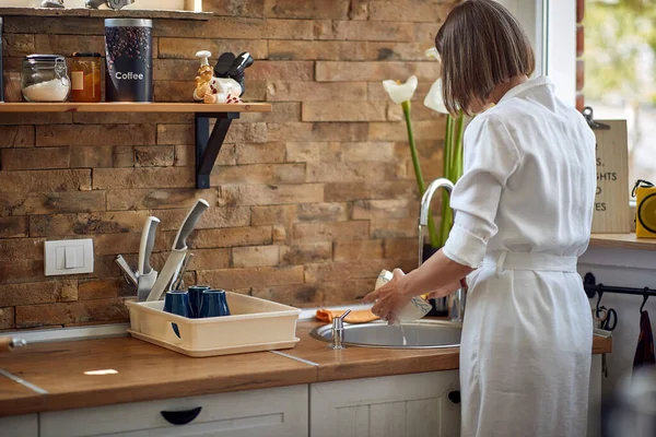 Ibu Rumah Tangga Muda Mencuci Piring Dapur Modern Membersihkan Mangkuk — Stok Foto