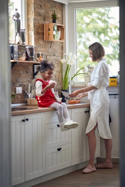 Ibu Rumah Tangga Yang Gembira Mencuci Piring Dapur Pada Siang — Stok Foto