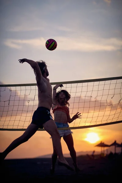 海滩上的排球 朋友们一起玩游戏 人跳跃和击球 生活方式概念 — 图库照片