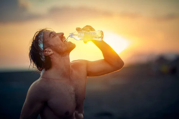Joven Guapo Está Bebiendo Agua Mientras Divierte Playa Una Hermosa — Foto de Stock