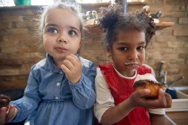 Primer Plano Retrato Dos Hermosas Niñas Desordenado Comer Magdalenas Juntos — Foto de Stock