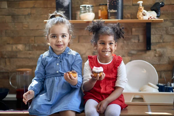 Dvě Šťastné Dívky Sedící Kuchyňské Lince Vychutnávající Muffiny Spolu Jak — Stock fotografie