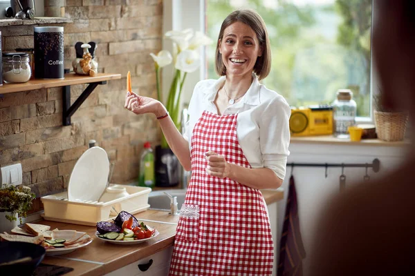 Gülümseyen Neşeli Hanımı Mutfakta Duruyor Salata Yapmayı Bitirmiş Birine Bakıyor — Stok fotoğraf