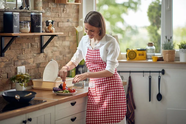Vrolijke Jonge Huisvrouw Die Groentesalade Maakt Een Moderne Keuken Van — Stockfoto