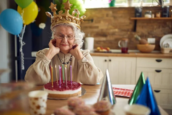 Yaşlı Zarif Gri Saçlı Doğum Gününü Kutlamak Için Altın Bir — Stok fotoğraf