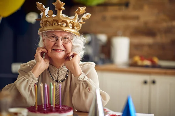 Портрет Очаровательной Веселой Пожилой Женщины Надувной Короне Улыбающейся Счастливой Празднующей — стоковое фото