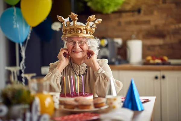 Fröhlich Schöne Seniorin Mit Aufblasbarer Goldener Krone Und Fröhlich Tisch — Stockfoto