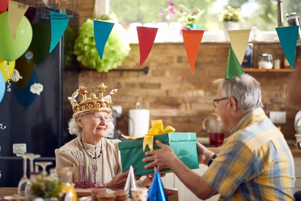 Pareja Mayor Celebrando Juntos Anciana Mujer Cumpleaños Recibiendo Regalo Cumpleaños —  Fotos de Stock