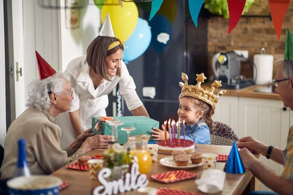 Pequena Aniversariante Recebendo Presente Sua Avó Família Juntos Mesa Cozinha — Fotografia de Stock