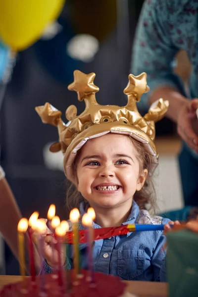 Adorável Menina Aniversário Vestindo Coroa Dourada Inflável Sentado Frente Bolo — Fotografia de Stock