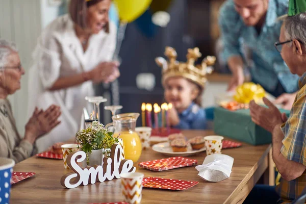 Suddig Bild Lycklig Familj Firar Små Flickors Födelsedag Tillsammans Sitter — Stockfoto