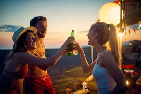 Group Friends Toasting While Drinking Beautiful Sunset Camp Vacation Nature — Stock Photo, Image