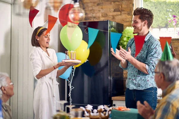 Schöne Familienfeier Voller Freude Und Liebe Ehemann Feiert Seinen Geburtstag — Stockfoto