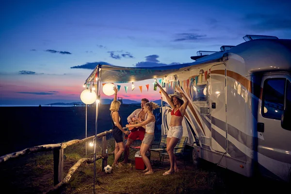 美しい夜に自然の中で休暇中にキャンプでパーティーをする友人のグループ キャンプ — ストック写真