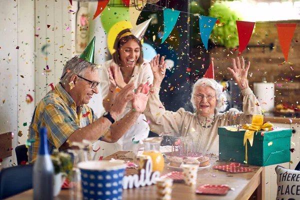 Gelukkige Familie Van Senior Koppel Dochter Juichen Voor Verjaardag Senior — Stockfoto