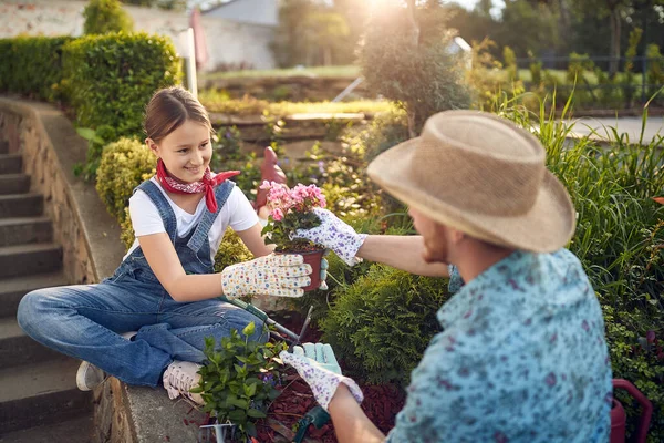 Jovem Alegre Criança Ajudando Seu Pai Com Jardinagem Jardim Flores — Fotografia de Stock