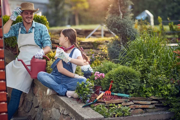 Pai Filha Envolvidos Uma Conversa Profunda Companheirismo Seu Jardim Ambiente — Fotografia de Stock