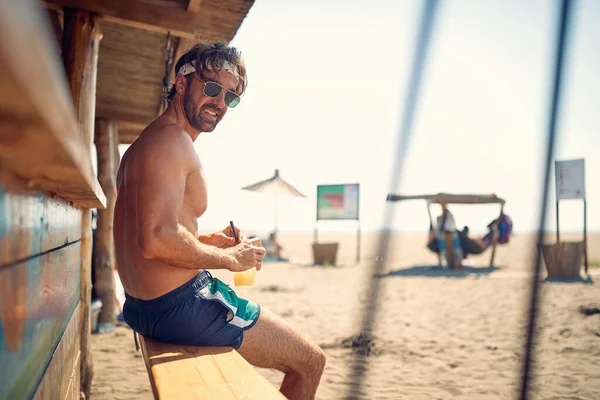 Νεαρός Μυώδης Άνδρας Απολαμβάνει Τις Καλοκαιρινές Διακοπές Στην Παραλία — Φωτογραφία Αρχείου