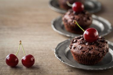 Taze vişneli ve çikolatalı kekler.