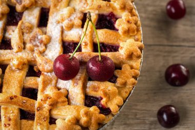 Taze kirazlı ev yapımı vişneli turta.