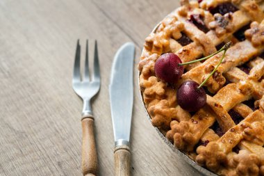 Yaz tatlısı. Ev yapımı lezzetli kirazlı pi.