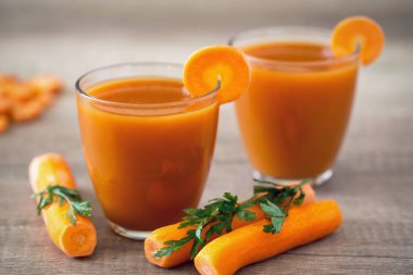 Bardakta taze sıkılmış havuç suyu.