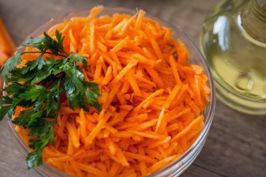 Havuçlu sebze salatası.