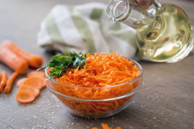 Taze havuçlu salata.