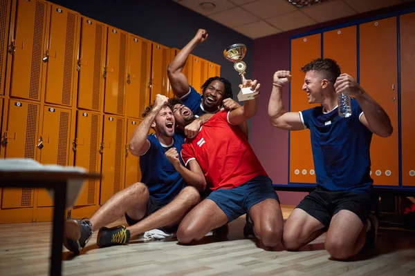 Νέοι Ποδοσφαιριστές Γιορτάζουν Την Επιτυχία Μαζί Αγκαλιάζουν Και Ζητωκραυγάζουν Κρατούν — Φωτογραφία Αρχείου