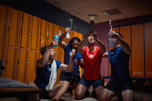 Παίκτες Της Ποδοσφαιρικής Ομάδας Γιορτάζουν Την Επιτυχία Στο Καμαρίνι Κρατώντας — Φωτογραφία Αρχείου
