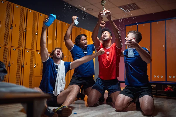 Joueurs Soccer Dans Vestiaire Criant Éclaboussant Eau Célébrant Première Place — Photo
