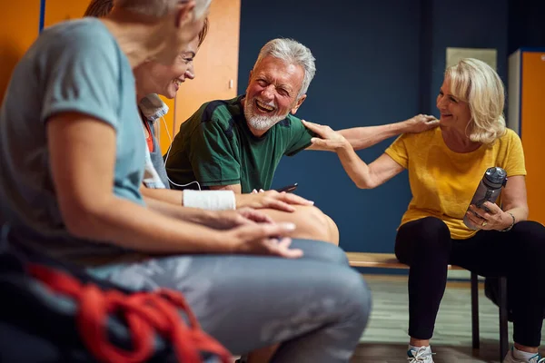 Grupp Fyra Personer Gymmet Omklädningsrum Senior Man Och Kvinnor Pratar — Stockfoto