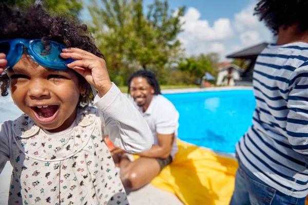 Afro Amerikan Bir Ailede Mutluluk Macera Planda Şnorkelli Gözlük Takan — Stok fotoğraf