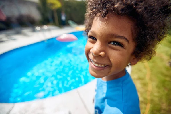 Havuz Başında Afro Amerikalı Bir Çocuğun Saf Neşesi Coşkusu Güneş — Stok fotoğraf