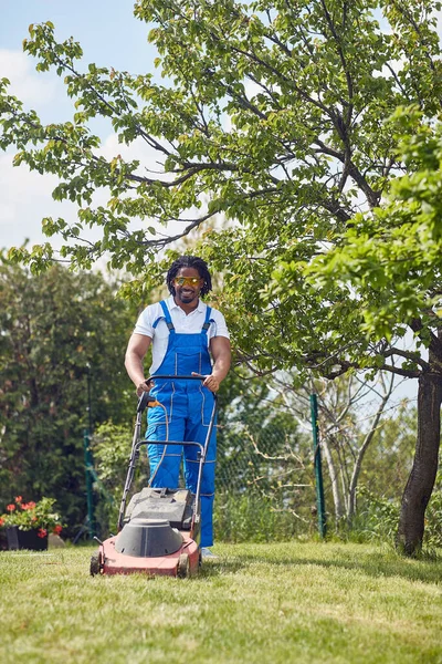 Afro Amerika Pria Percaya Diri Mengoperasikan Sebuah Lawnmower Ekspresi Terfokus — Stok Foto