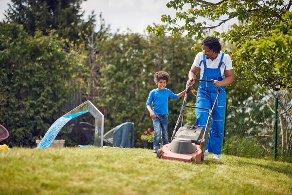 Ayah Dan Anak Saat Mereka Bekerja Sama Untuk Memotong Rumput — Stok Foto