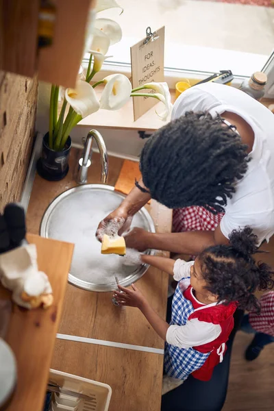 Pai Afro Americano Sua Filha Reúnem Para Enfrentar Tarefa Lavar — Fotografia de Stock