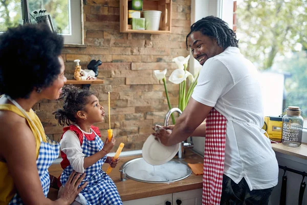 Familia Afroamericana Comparte Momentos Alegres Cocina Padre Lava Los Platos — Foto de Stock