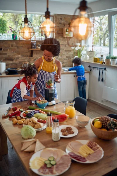 Αφρο Αμερικανίδα Μητέρα Και Κόρη Της Συναντιούνται Στην Κουζίνα Ετοιμάζοντας — Φωτογραφία Αρχείου